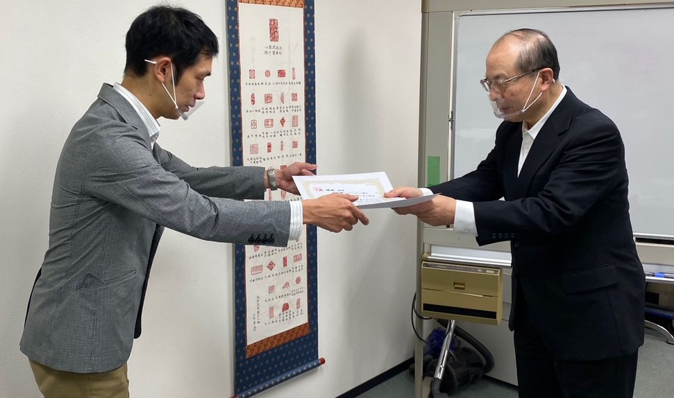 表彰状を授与される宇宿様